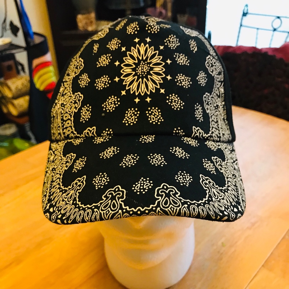 Forever 21 Black White Baseball Hat